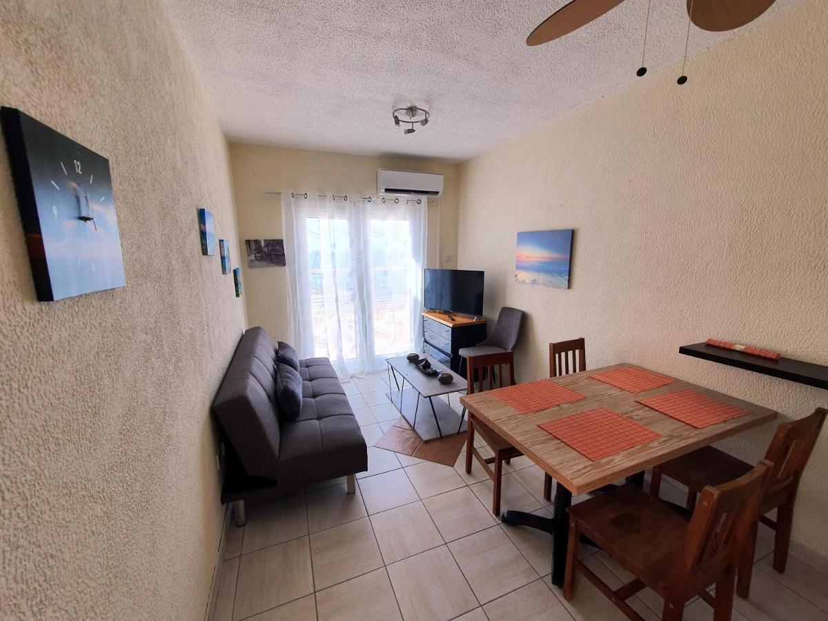 Poseidon 51 - Beachfront Two Bedroom Apartment Paphos Ngoại thất bức ảnh
