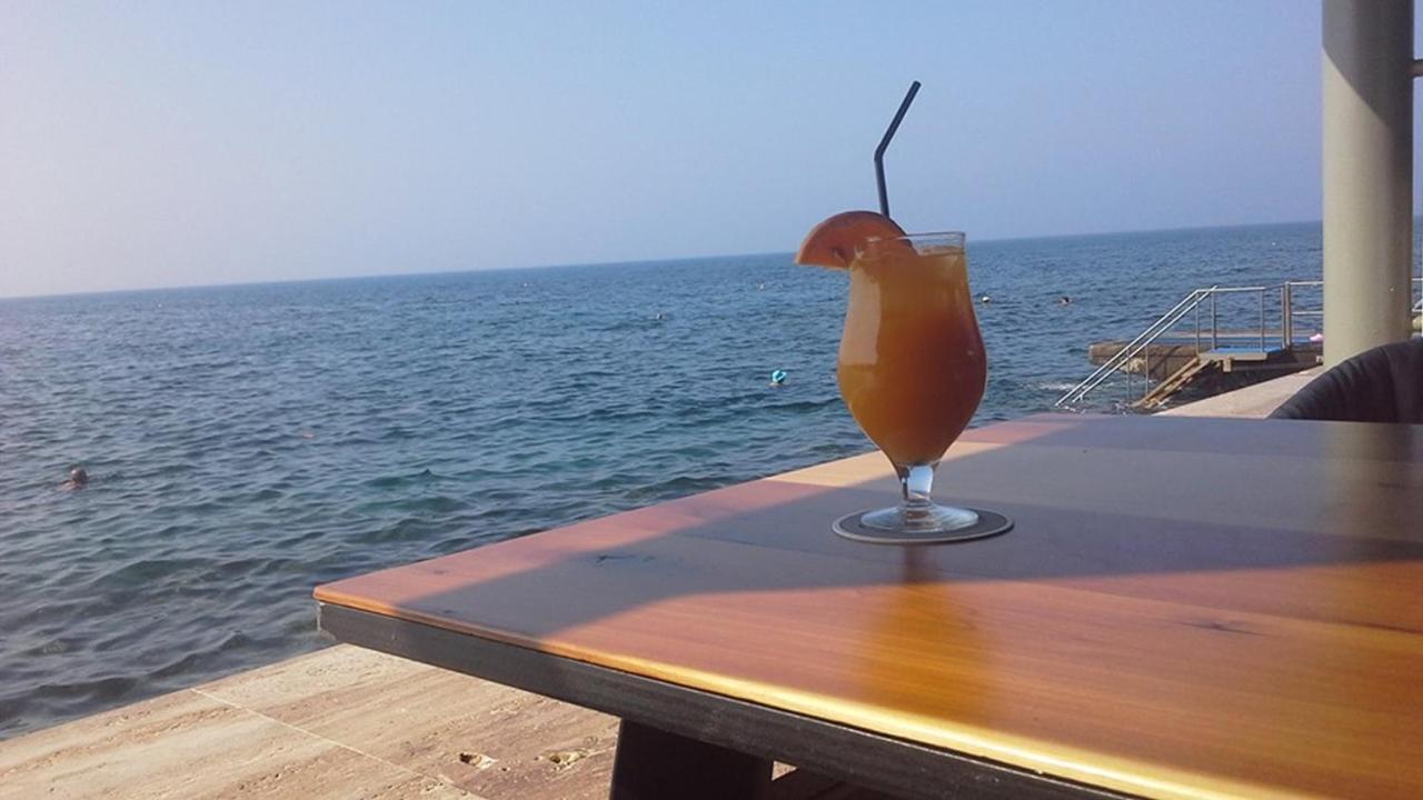 Poseidon 51 - Beachfront Two Bedroom Apartment Paphos Ngoại thất bức ảnh